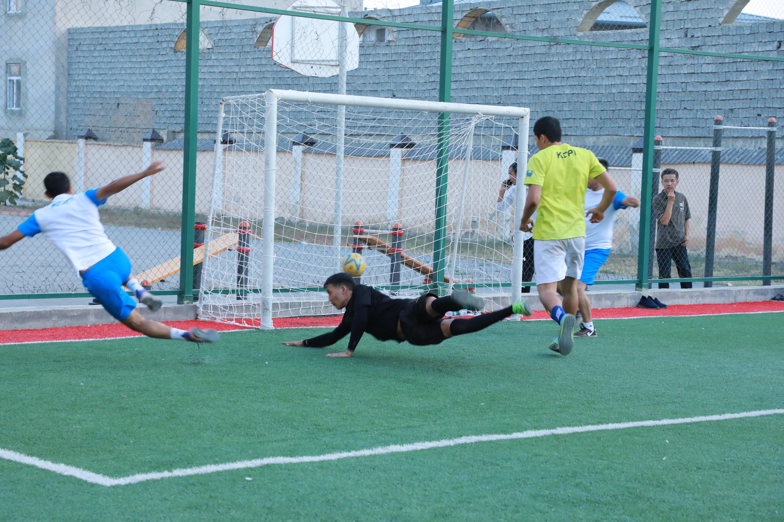 Professor-o‘qituvchilar va talabalar o‘rtasida futbol uchrashuvi o‘tkazildi