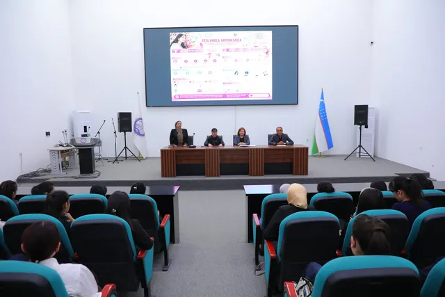 Erta turmush va yaqin qarindoshlar o‘rtasidagi nikohning tibbiy oqibatlari muhokama qilindiKattaqo‘rg‘on davlat pedagogika institutida erta turmush, yaqin qarindoshlar o‘rtasidagi nikoh hamda kam uchraydigan kasalliklarning kelib chiqish omillariga bag‘ishlangan ma’naviy-ma’rifiy tadbir tashkil etildi. Tadbir institutning Xotin-qizlar masalalari bo‘yicha rektor maslahatchisi G.Shokirova hamda institut psixologlari G.Innatullayeva va Z.Xidirova tashabbusi bilan tashkil etildi. Salomatlik va strategik rivojlantirish instituti xodimlari shifokorlar D.Eshmonova, J.Eshnazarov va A.Patapenko mavzu yuzasidan ma’ruzalar qildilar. Ma’ruzalarda erta turmushning reproduktiv salomatlikka ta’siri, yaqin qarindoshlar o‘rtasidagi nikohda avlodda ayrim irsiy kasalliklarning yuzaga kelish xavfi, shuningdek, kam uchraydigan (orfan) kasalliklarning kelib chiqish sabablari haqida tibbiy ma’lumotlar berildi. Shifokorlar irsiy kasalliklar xavfini baholashda tibbiy-genetik maslahatning ahamiyati, nikoh va farzand rejalashtirish masalalarida tibbiy savodxonlikni oshirish hamda kelajak avlod salomatligini muhofaza qilish zarurligiga alohida e’tibor qaratdilar.