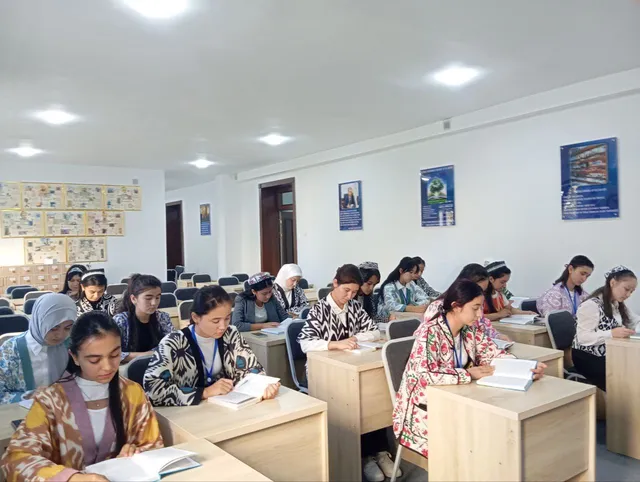 Talabalar milliy kiyimlarda darslarda qatnashdi